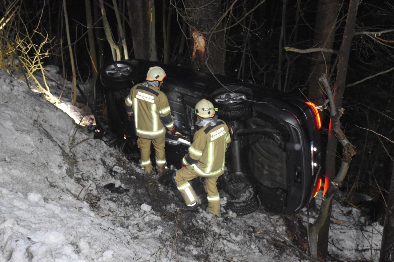 Heute.at - Alko-Lenker (44) landet nach schwerem Crash im Wald