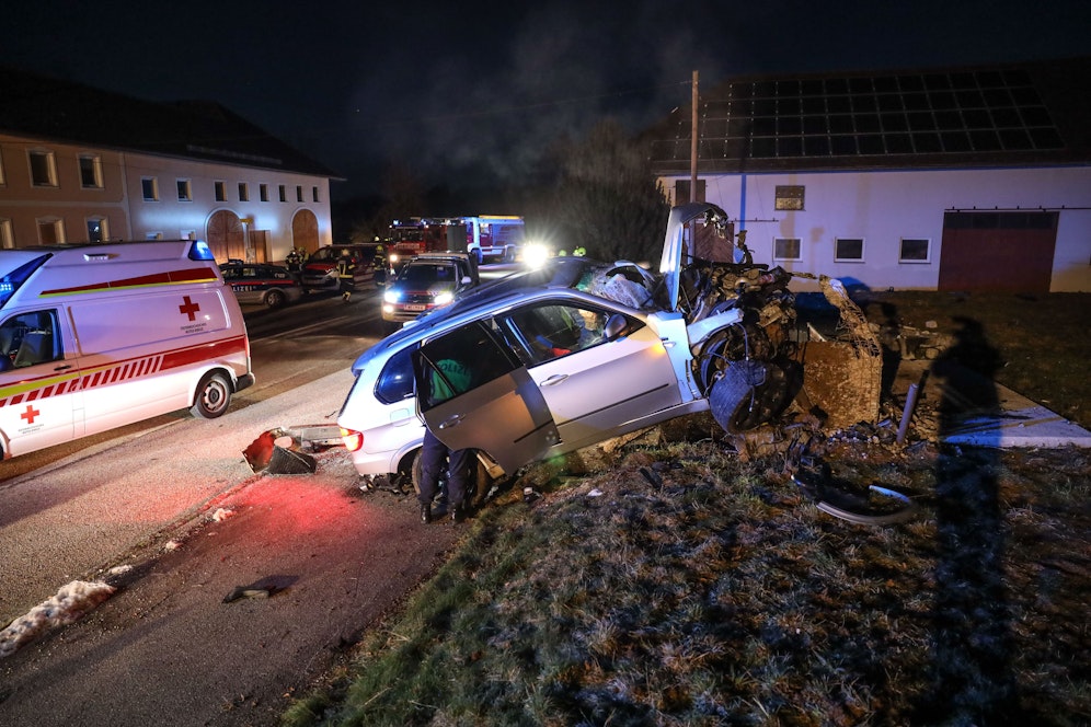 Der Lenker krachte in eine Bushaltestelle, sein Auto und das Wartehäuschen wurden komplett zerstört.