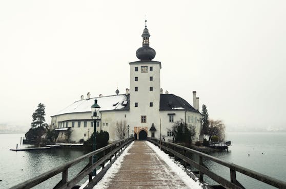 Das Standesamt Gmunden befindet sich im bekannten Schloss Ort am Traunsee.