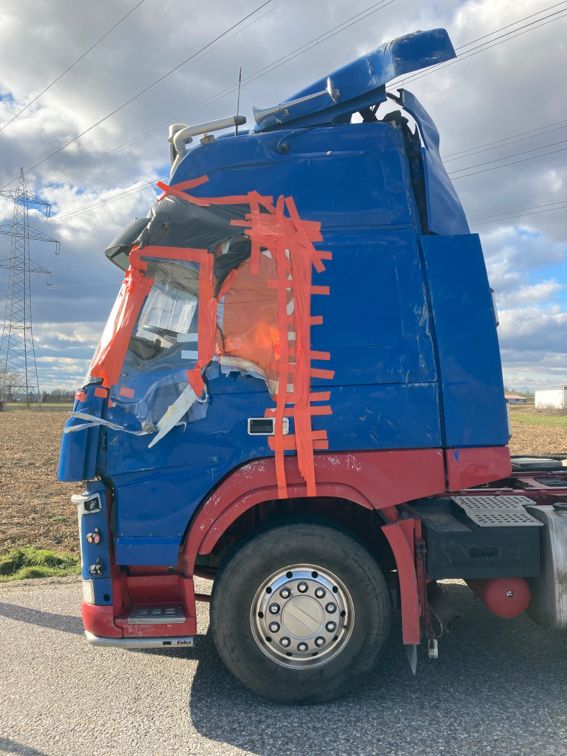 Die Polizei zog den defekten Lkw aus dem Verkehr.