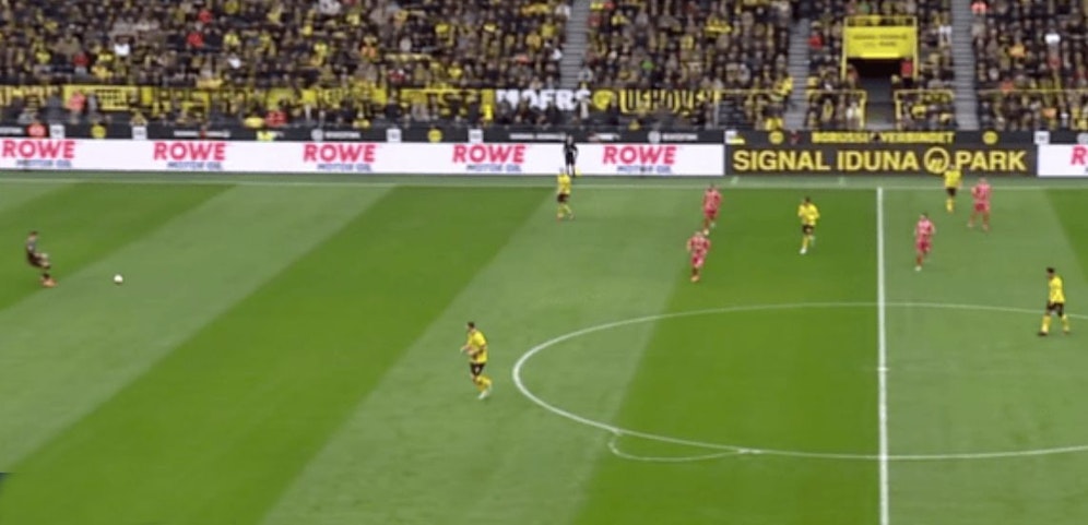 Rätsel um die Beule am Mittelkreis.