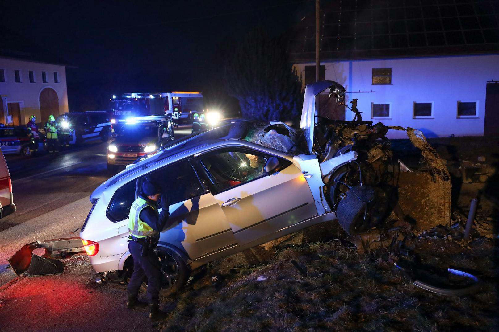 Ein 31-Jähriger raste mit seinem Auto in eine Bushaltestelle in Eberstalzell (Bez. Wels-Land).