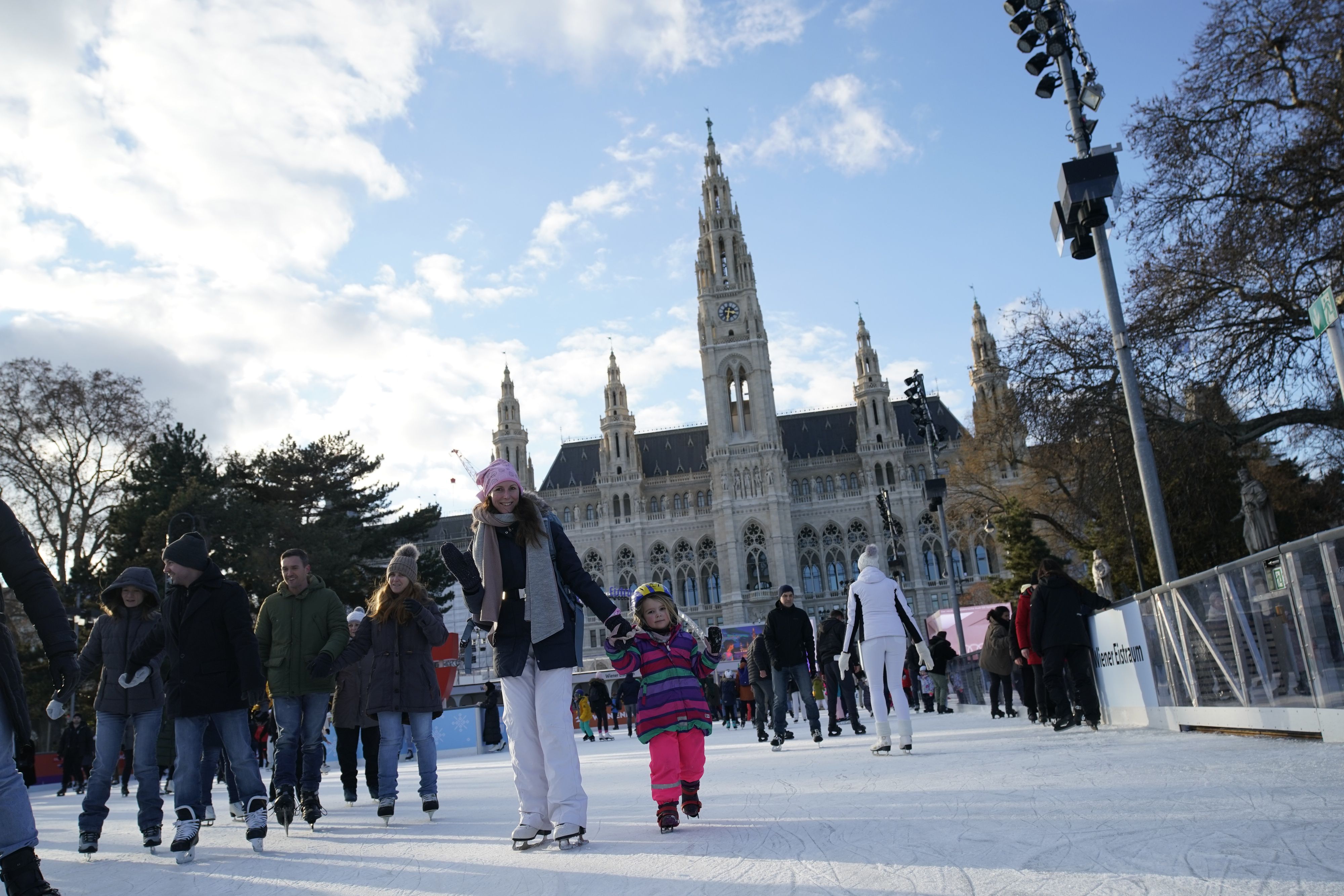 Kinder haben Spaß am Eistraum.