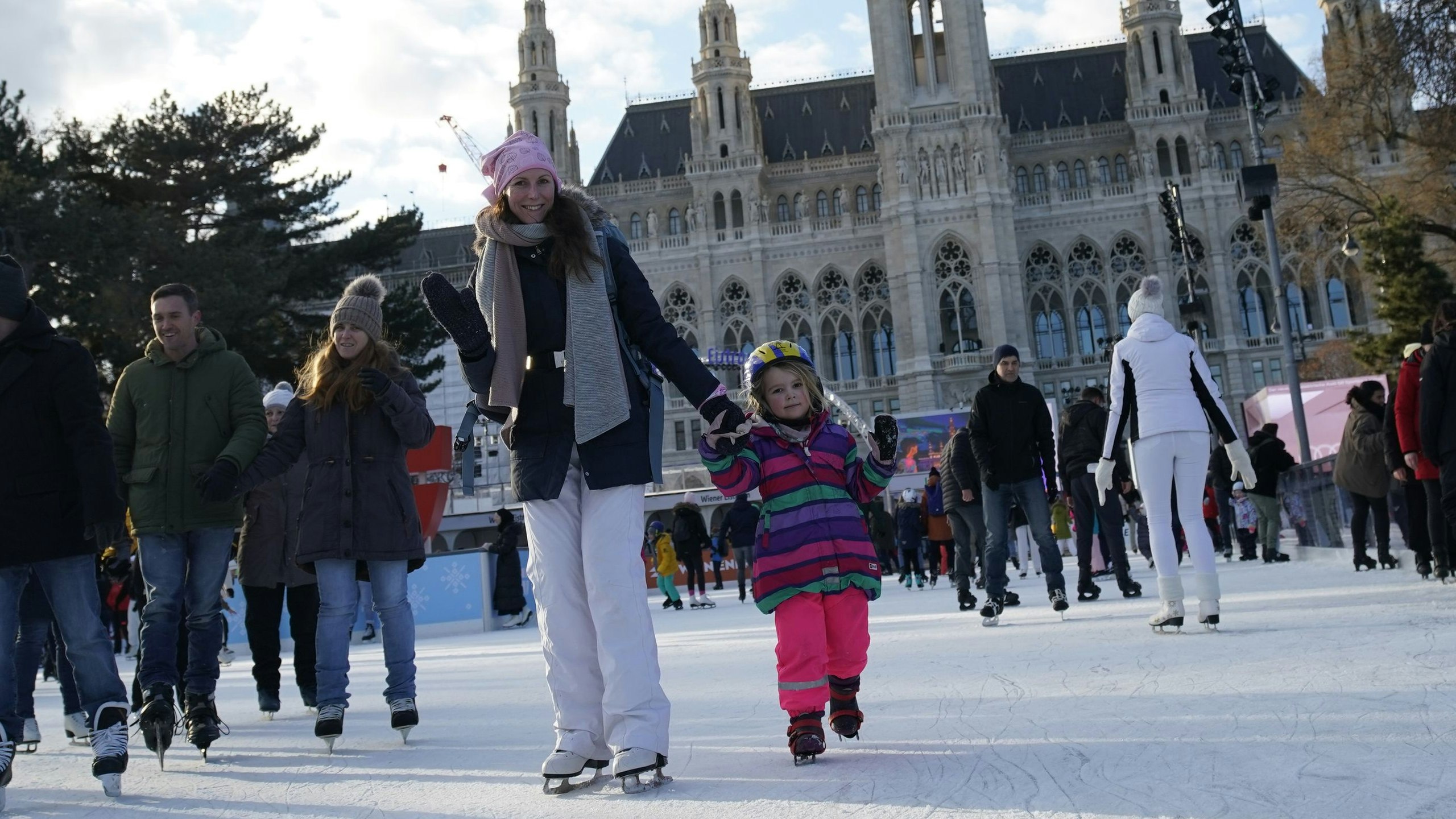 Kinder haben Spaß am Eistraum.