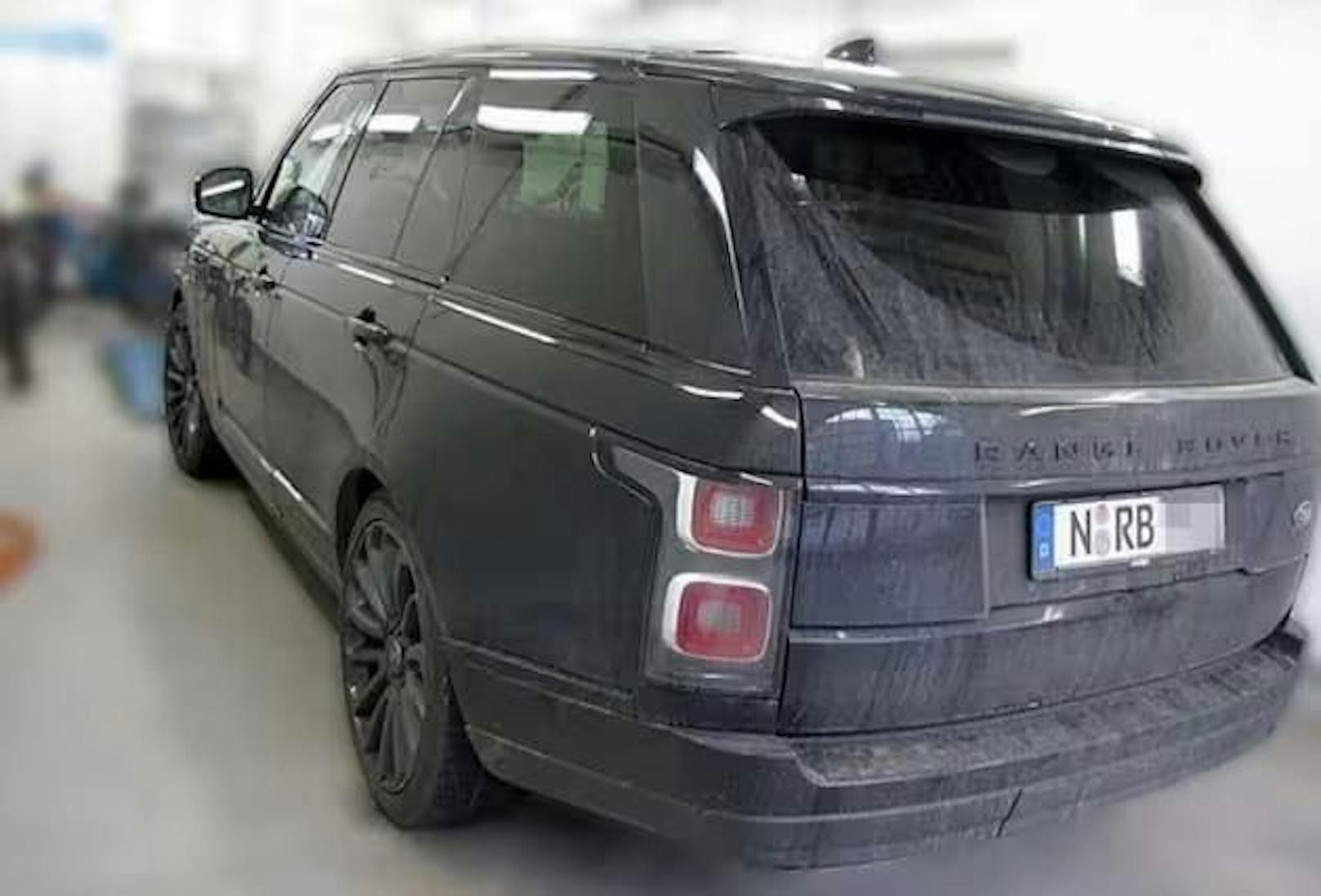 Das Auto hat ein Kennzeichen der Stadt Nürnberg und beginnt mit "N – RB …". Laut Recherchen der deutschen "Bild" gehört der Range Rover ihrem Ex-Partner, der nun ins Visier der Polizei geraten ist.
