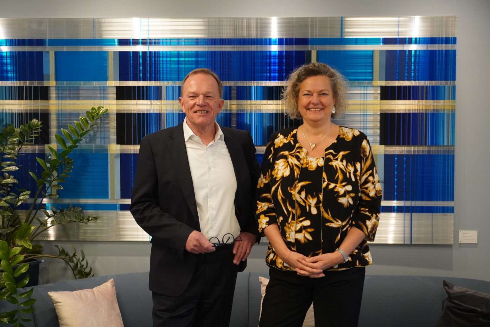 Alfred Janovsky, Obmann vom Forum Hausgeräte und Geschäftsführer bei Electrolux Austria, Sandra Kolleth, stv. Obfrau vom Forum Hausgeräte und Geschäftsführerin bei Miele Österreich.