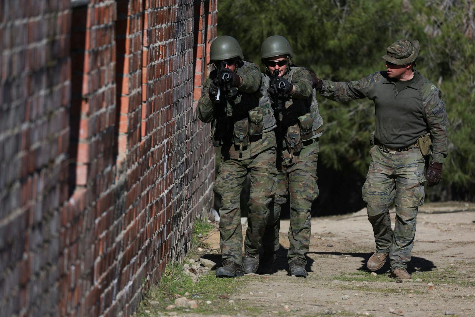 Ukrainische Zivilisten erhalten in Spanien ein militärisches Training. An der Heimatfront wird jede kämpfende Hand benötigt. 