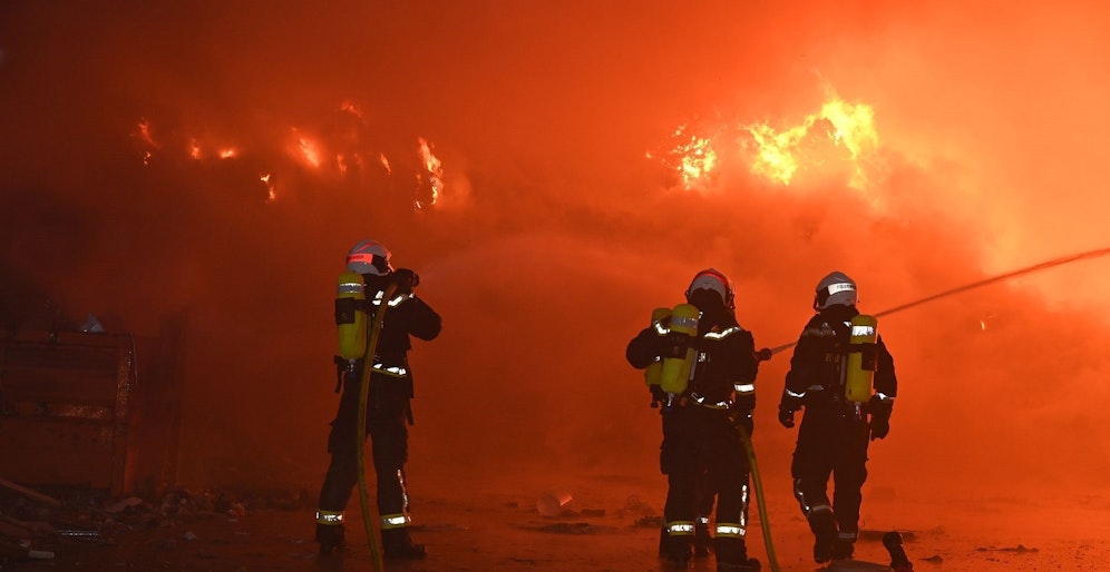 Die Feuerwehr musste mit schwerem Gerät anrücken. 