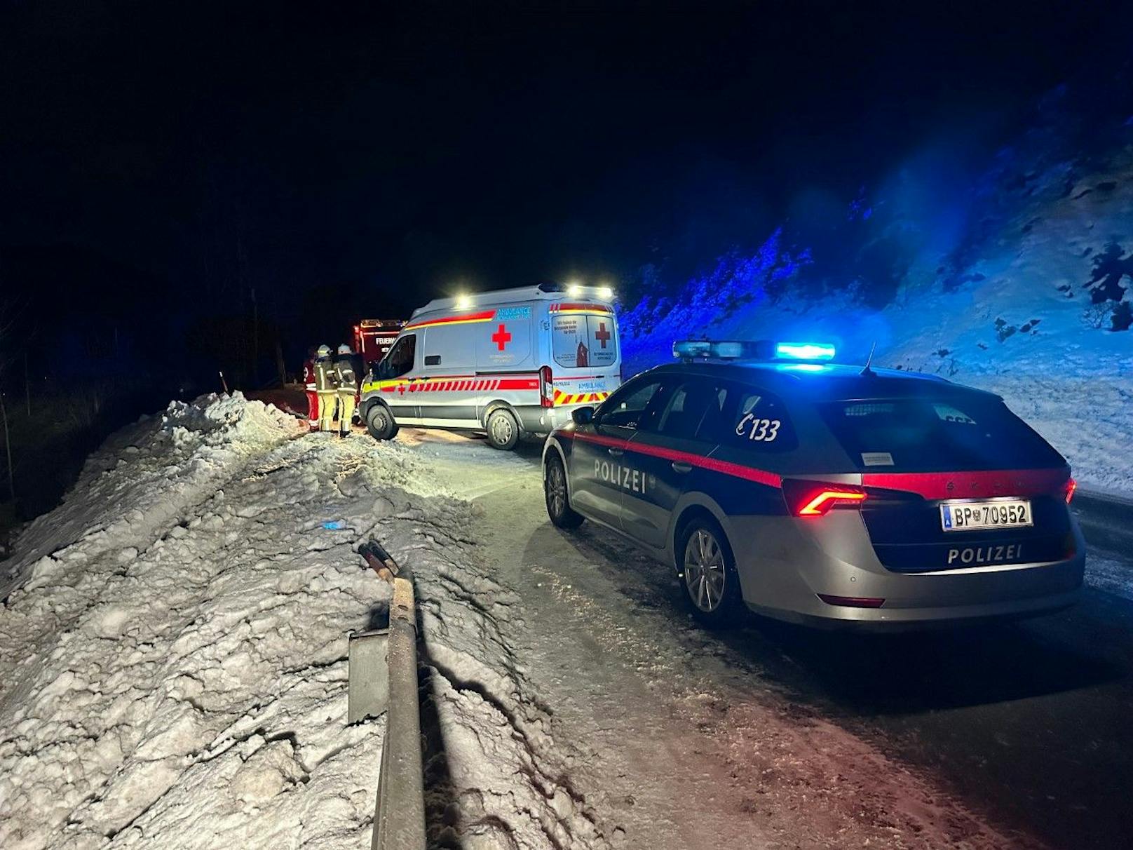 Ein mit Sommerreifen bestückter Pkw verunfallte in Achenkirch (Tirol) schwer.