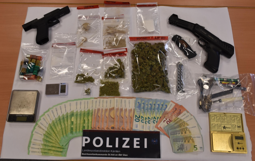 Im Zuge einer durchgeführten Hausdurchsuchung wurden 27 Gramm Heroin, 36 Gramm Kokain und 109 Gramm Cannabiskraut vorgefunden und sichergestellt