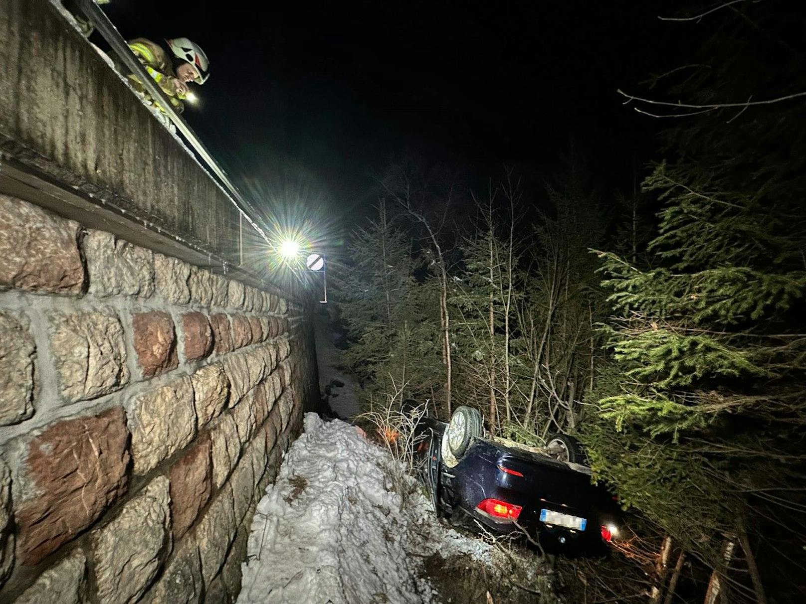 Ein mit Sommerreifen bestückter Pkw verunfallte in Achenkirch (Tirol) schwer.