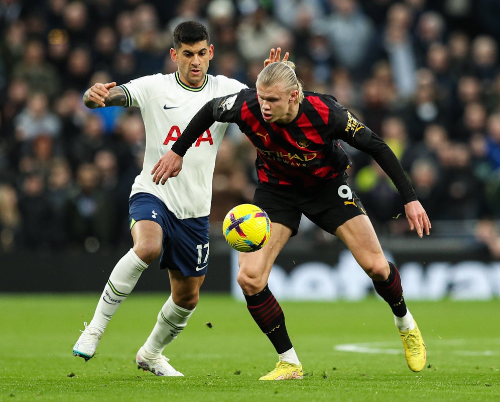 City-Star Haaland (r.) kann sich gegen Tottenham nicht durchsetzen