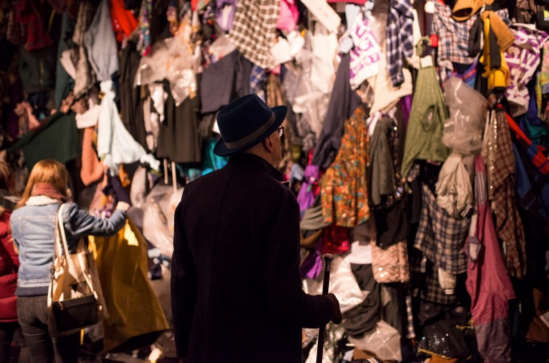 Hunderte Tonnen neuwertiger Kleidung hat Vinokilo seit 2015 schon vor dem Müll gerettet und zugleich viele Vintage-Liebhaber glücklich gemacht