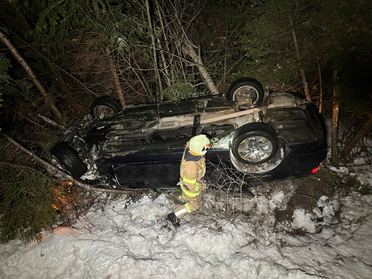 Ein mit Sommerreifen bestückter Pkw verunfallte in Achenkirch (Tirol) schwer.