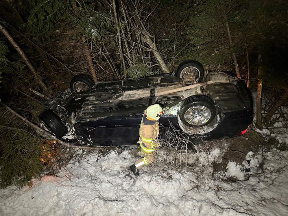 Ein mit Sommerreifen bestückter Pkw verunfallte in Achenkirch (Tirol) schwer.