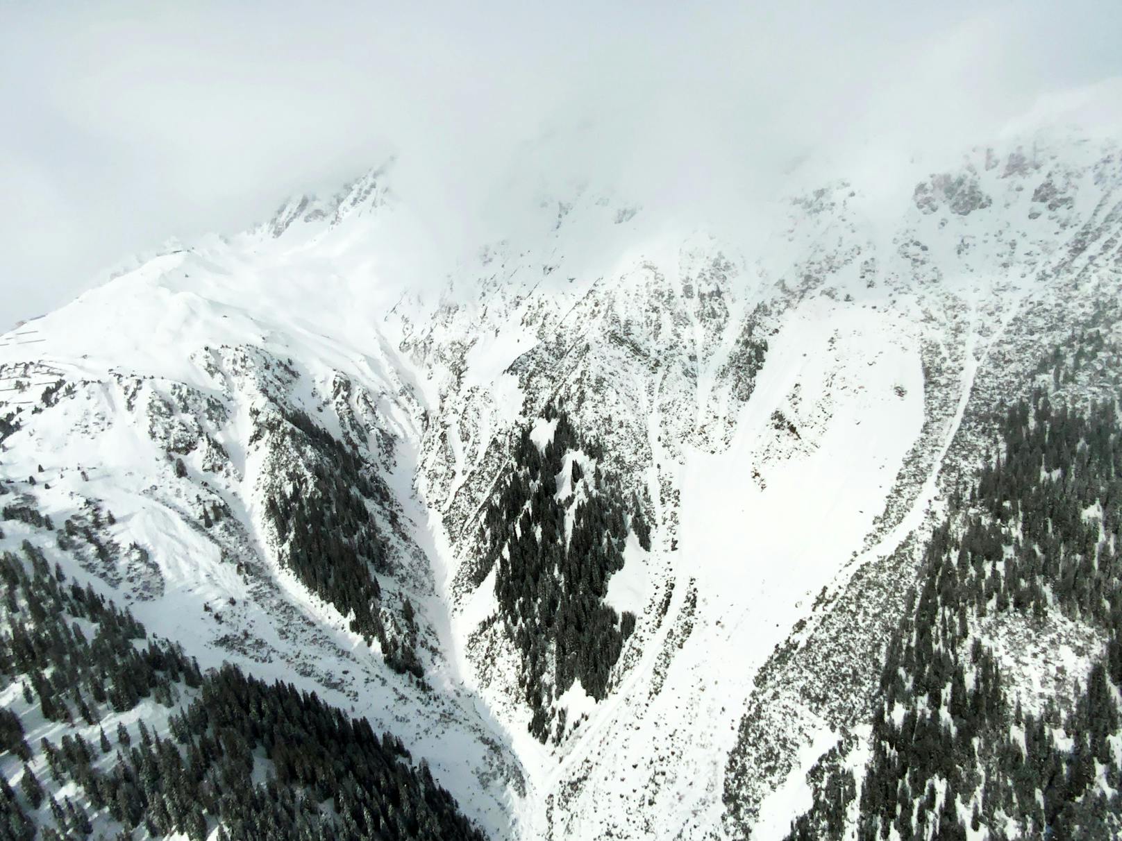 Es könnten noch einmal schwarze Tage auf den weißen Alpen bevorstehen, befürchtet Patrick Nairz, stellvertretender Leiter des Lawinenwarndienstes Tirol.