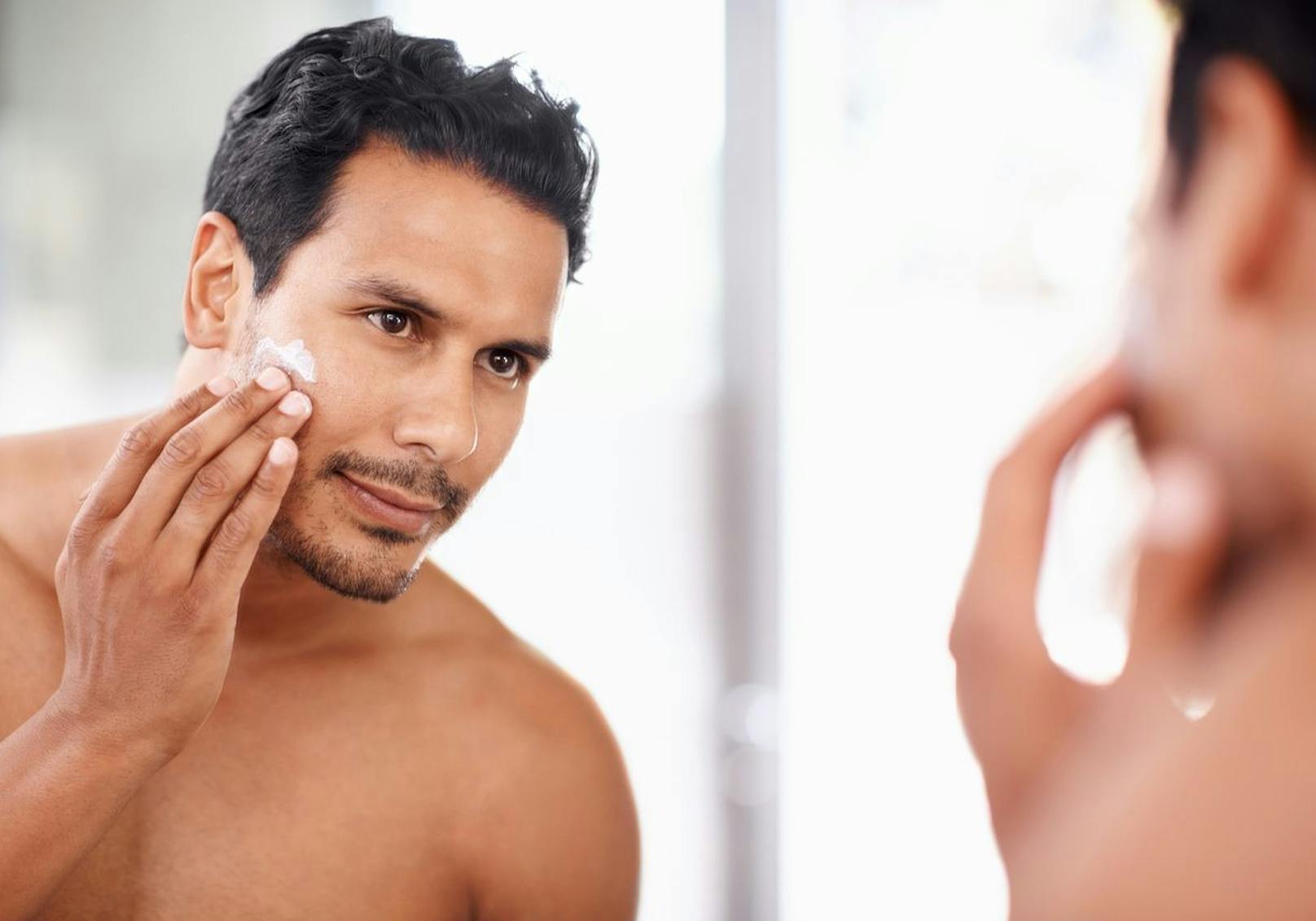 Bakteriell verursachte Bartflechte wirst du mit desinfizierenden oder antibiotischen Cremes los. Welche Salbe am ehesten wirken wird solltest du mit deinem Hautarzt besprechen. 
