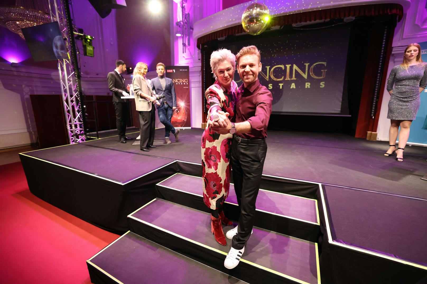 <strong>Eveline Eselböck</strong> wird man gemeinsam mit <strong>Peter Erlbeck</strong> zum Song "Dance With Me" von Debelah Morgan in der ersten Sendung sehen.