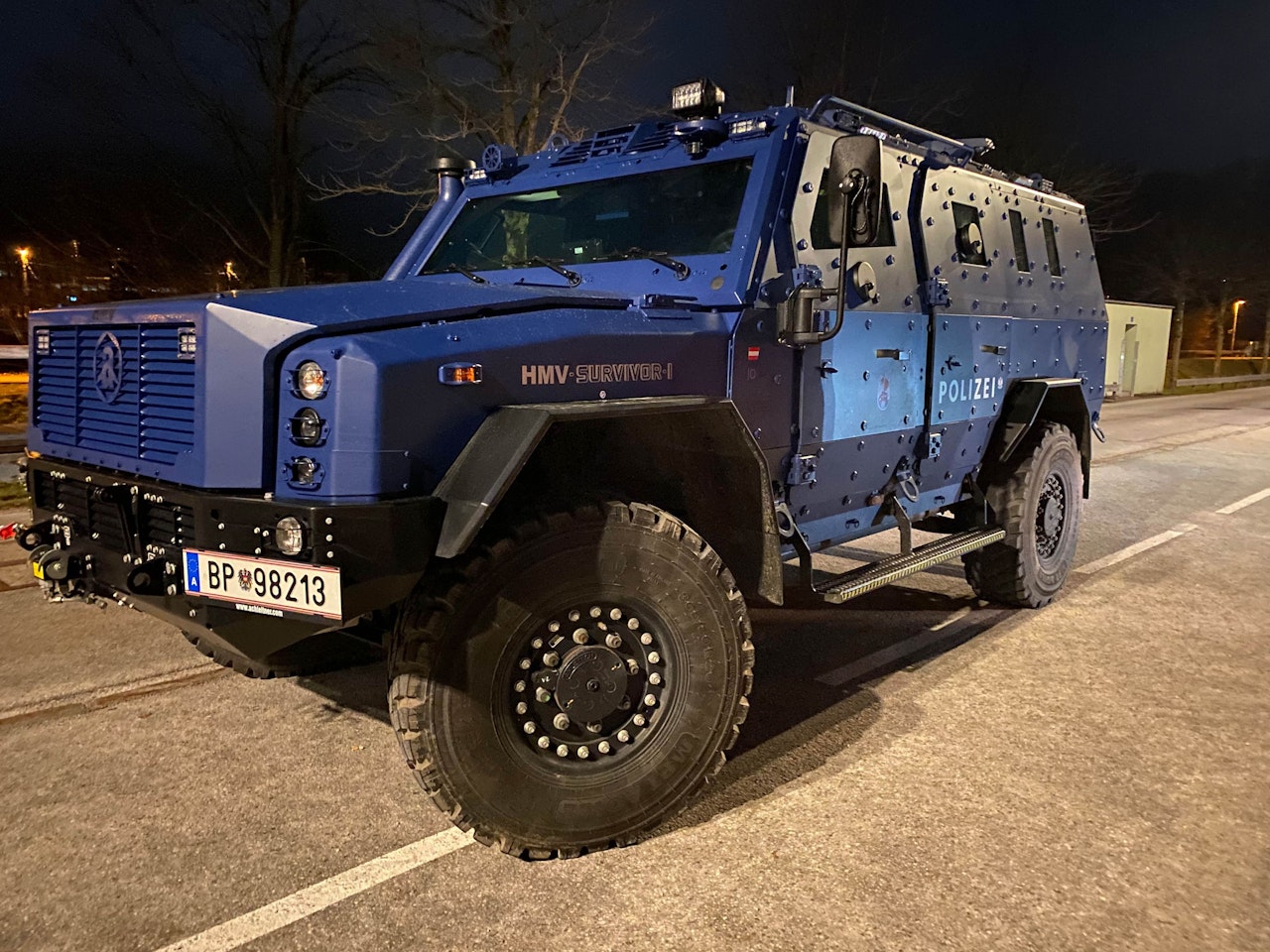 Heute.at - Männer stürmen Wohnung – Polizei fährt mit Panzer-Auto vor