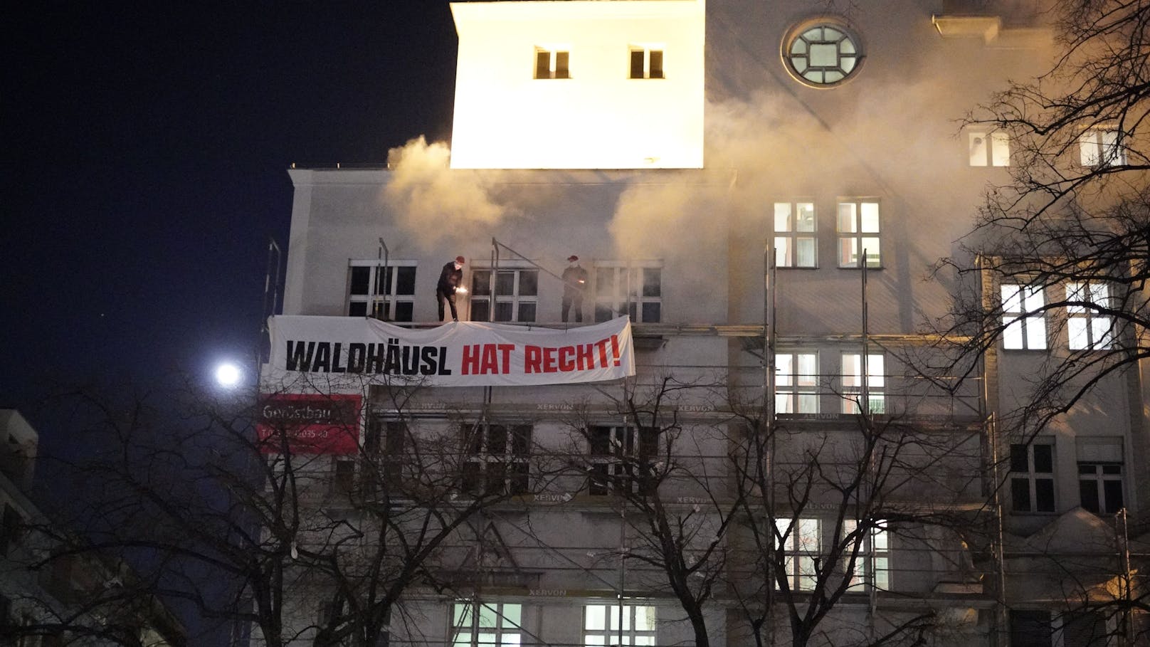 Rechtsextreme befestigten ein Transparent auf einem Gebäude.