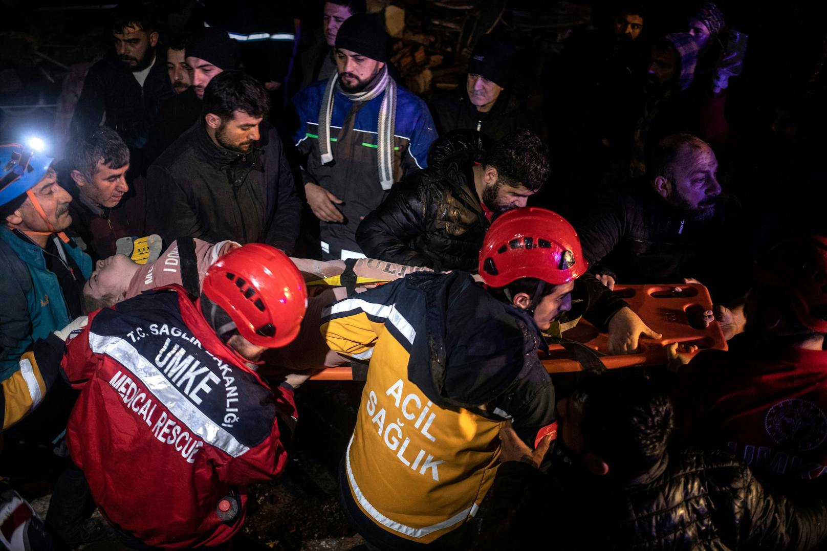 Türkische Rettungskräfte helfen einem Opfer an der Stelle eines eingestürzten Gebäudes nach einem Erdbeben in Diyarbakir, Türkei.