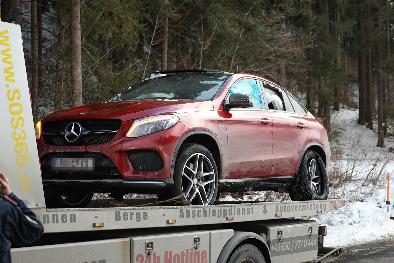 Mercedes-Fahrer rast Polizei davon und baut Crash