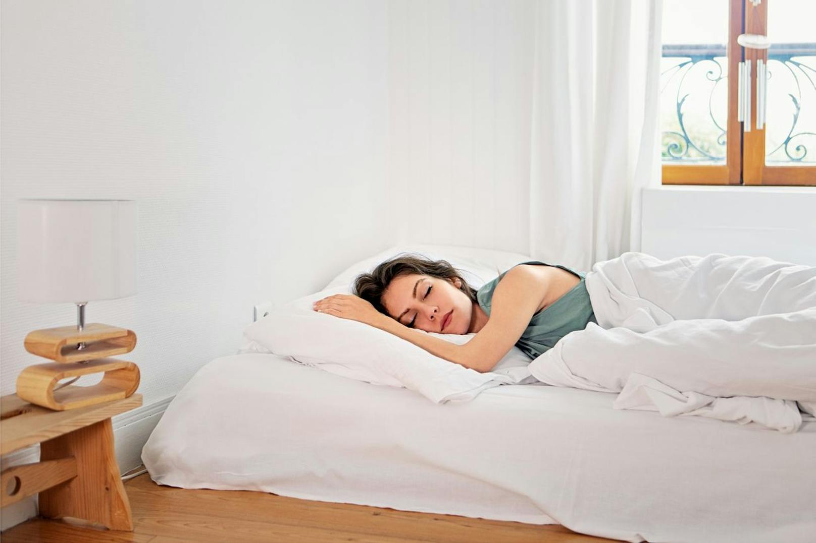 Wie lange liegt deine Matratze schon in deinem Zimmer? Nach mindestens zehn Jahren solltest du dir eine neue anschaffe, sonst bildet sich eine sogenannte "Liegekuhle". Diese drängt deinen Körper im Schlaf immer in eine Position, daweil begünstigt es deinen Rücken, wenn du dich frei herum bewegst.