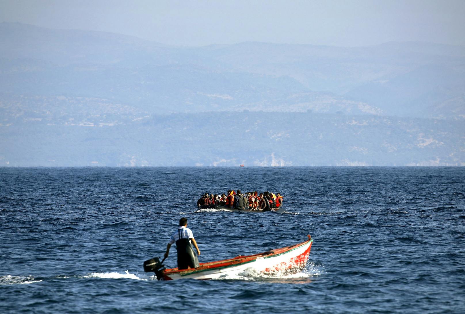 Ein griechischer Fischer entdeckte ein mit syrischen Flüchtlingen überfülltes Beiboot. (Archivfoto)