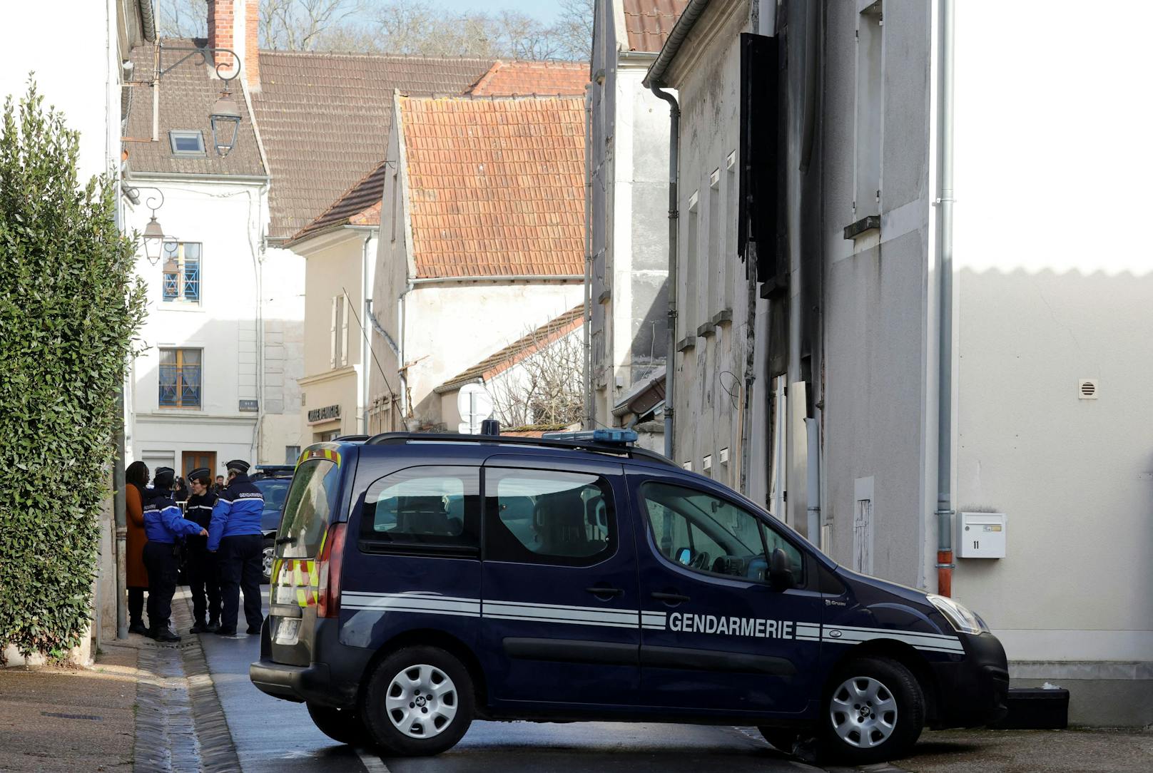 Französische Polizisten arbeiten in der Nähe des Hauses, in dem eine Mutter und ihre sieben Kinder bei einem Brand ums Leben gekommen sind.