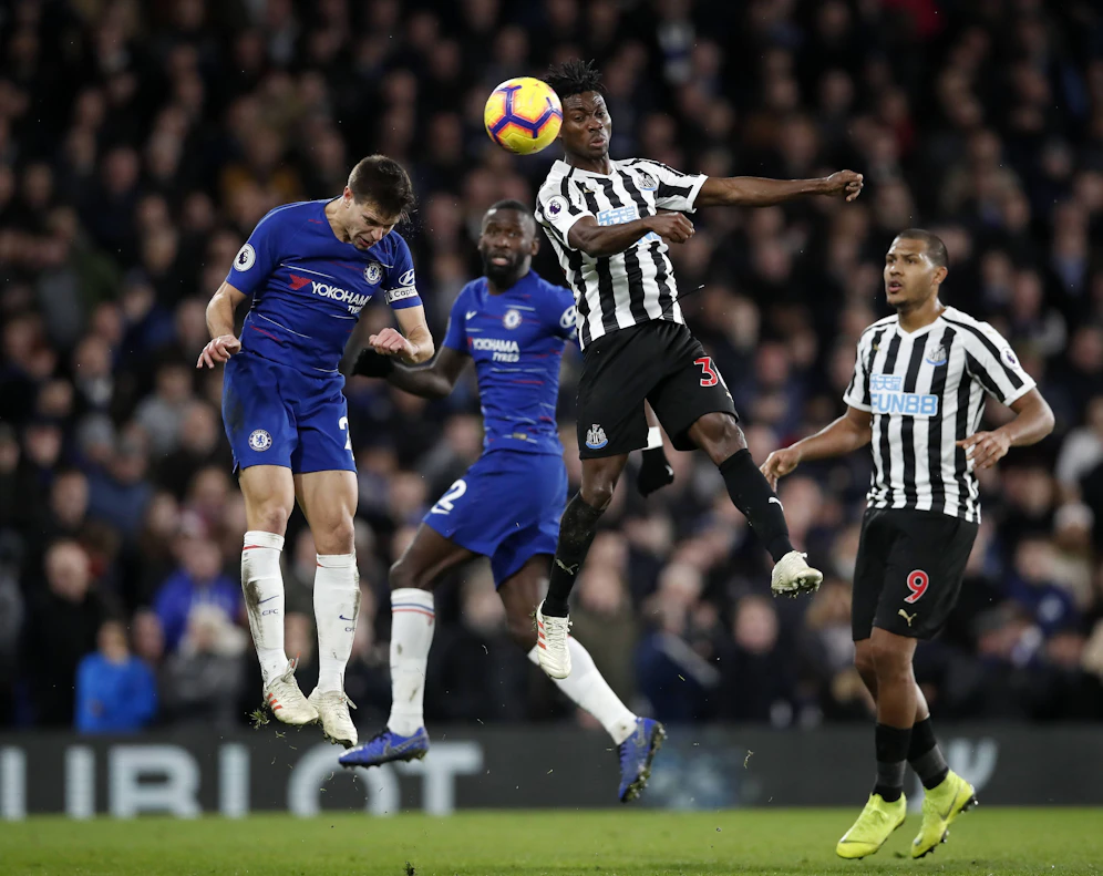 Christian Atsu (Mitte) 2019 mit Newcastle im Kopfball-Duell gegen seinen Ex-Klub Chelsea.