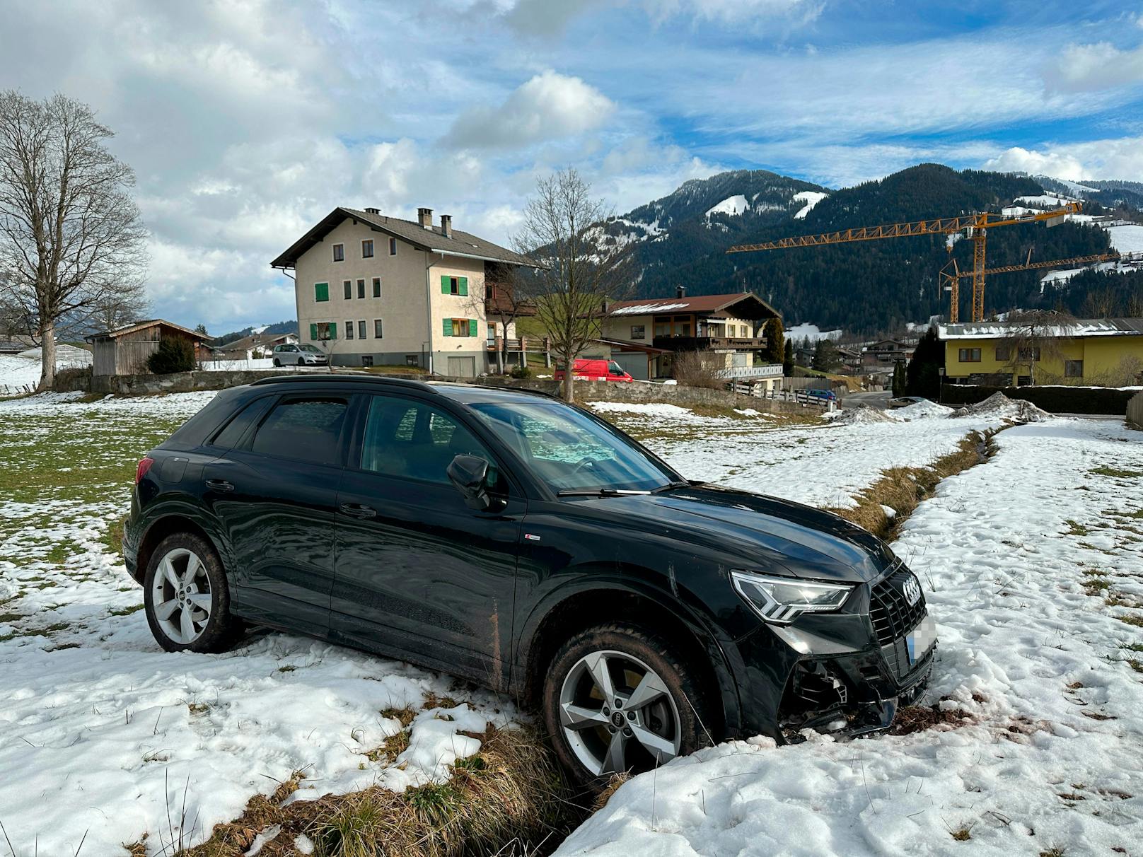 Nach einer wirren Irrfahrt über Wiesen landete ein 33-jähriger Urlauber mit seinem Wagen in einem Graben (Söll, 5. Jänner 2023).