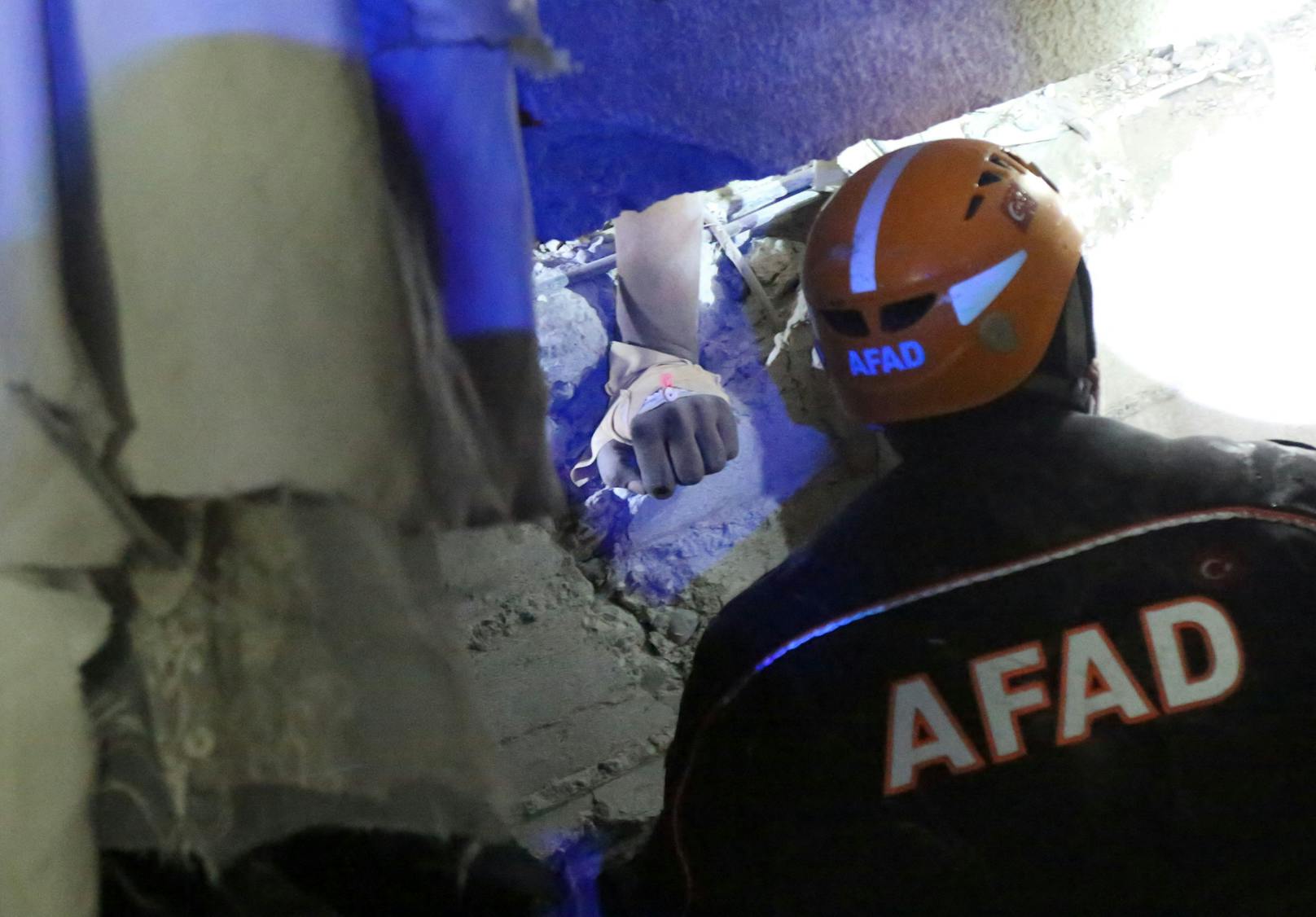 Rettungskräfte versuchen, einen Überlebenden aus einem eingestürzten Haus zu bergen.