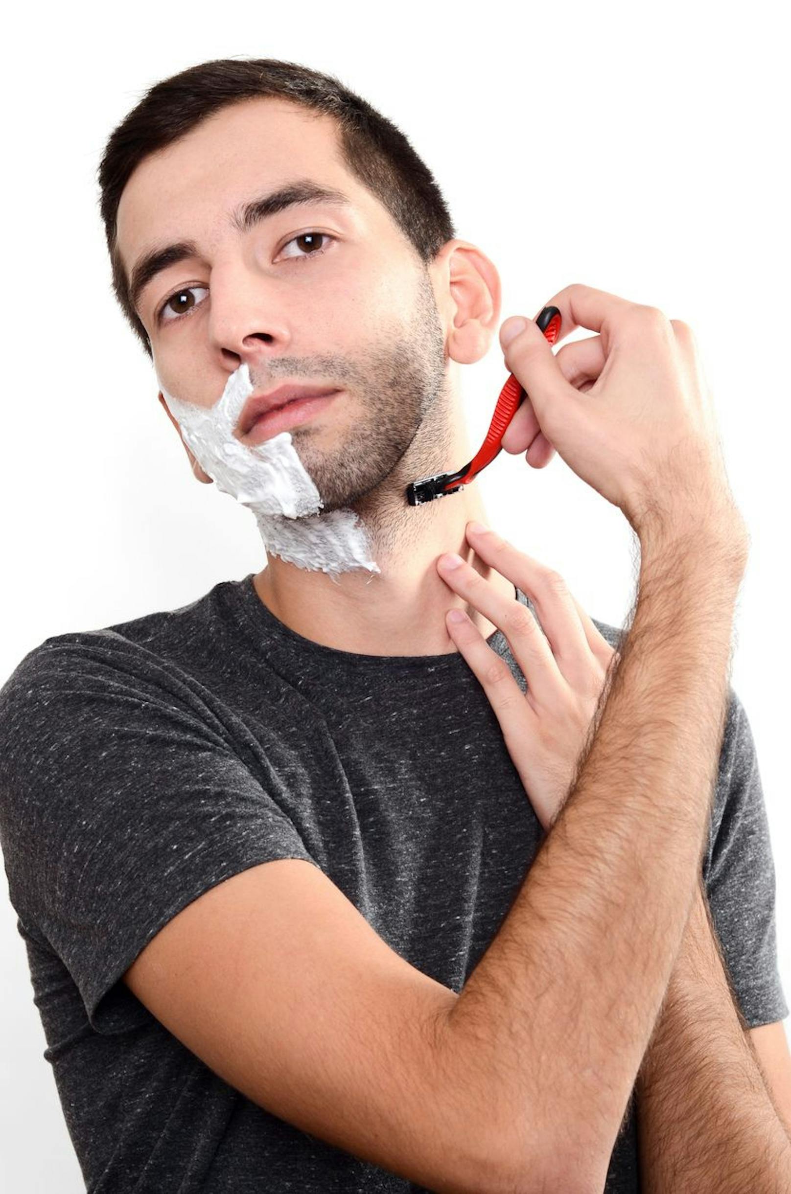 Vermeide das Rasieren für eine Weile. Mit dem Rasierer reizt du deine Haut nämlich nur noch mehr. Kürze deine Barthaare am besten mit einer sauberen Bartschere.
