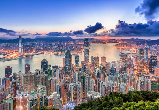 Mit 500.000 kostenlosen Flugtickets sollen – trotz Einreisebestimmung und Maskenpflicht auf den Straßen – mehr Touristen nach Hongkong gelockt werden.