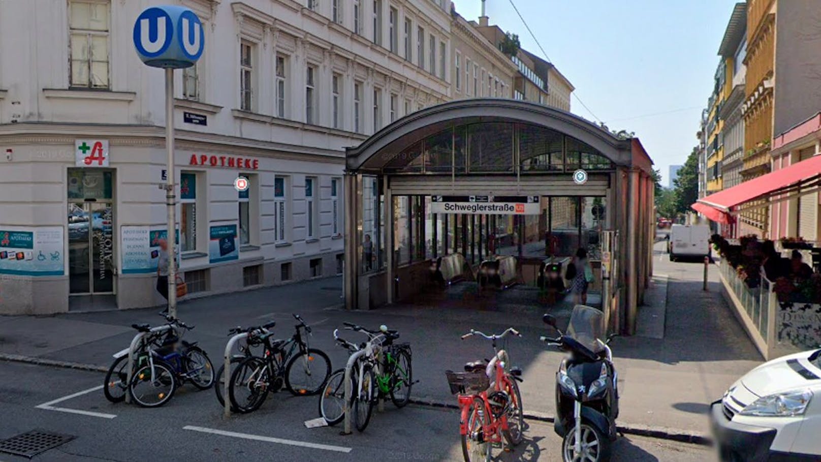 Blick auf einen Zugang der U-Bahnstation Schweglerstraße.