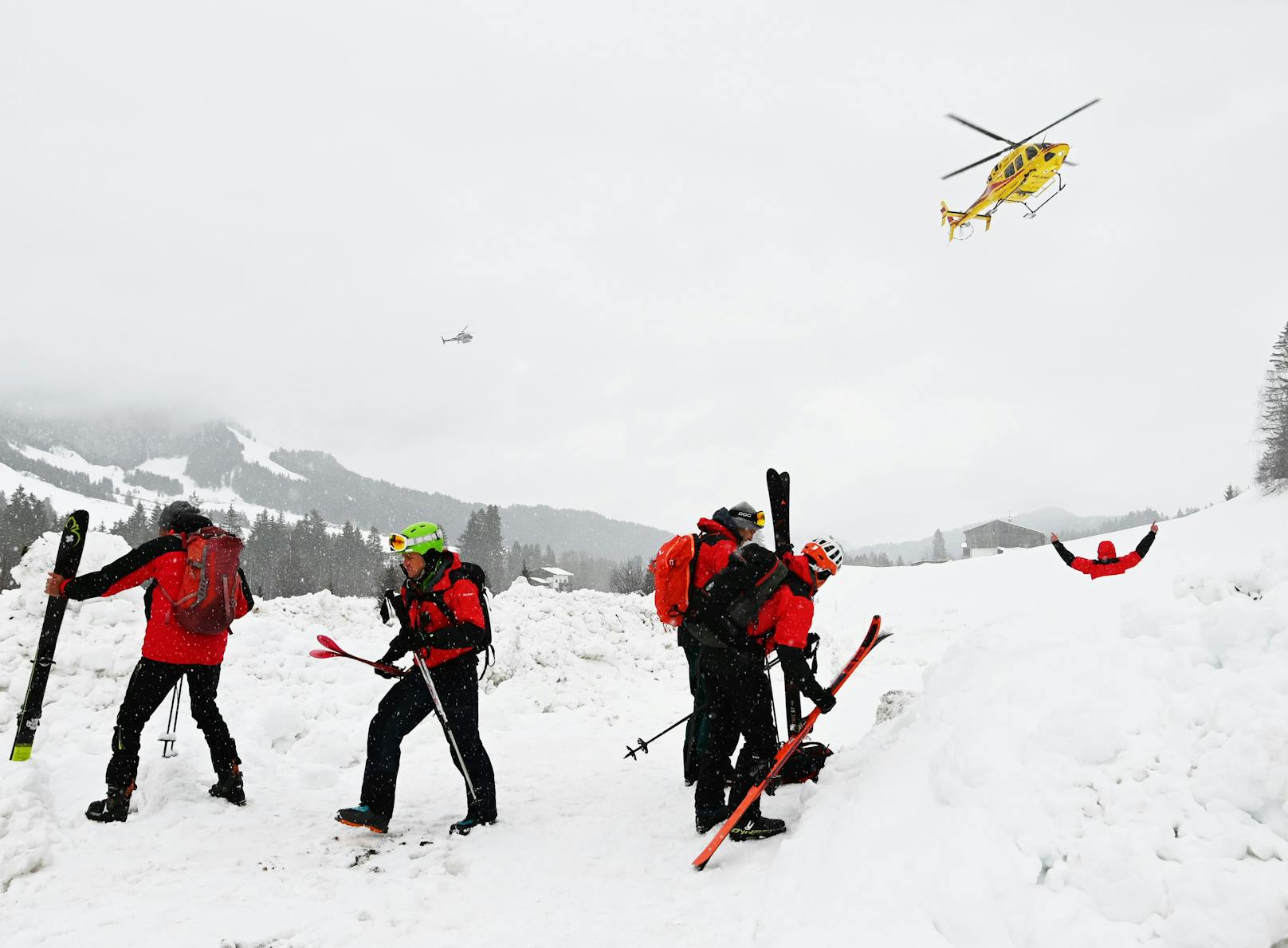 Aufgrund der prekären Wetter- und Schnee-Situation galt zeitgleich in Tirol die zweithöchste Lawinenwarnstufe. Trotzdem ließen sich viele Wintersportler davon nicht aufhalten.