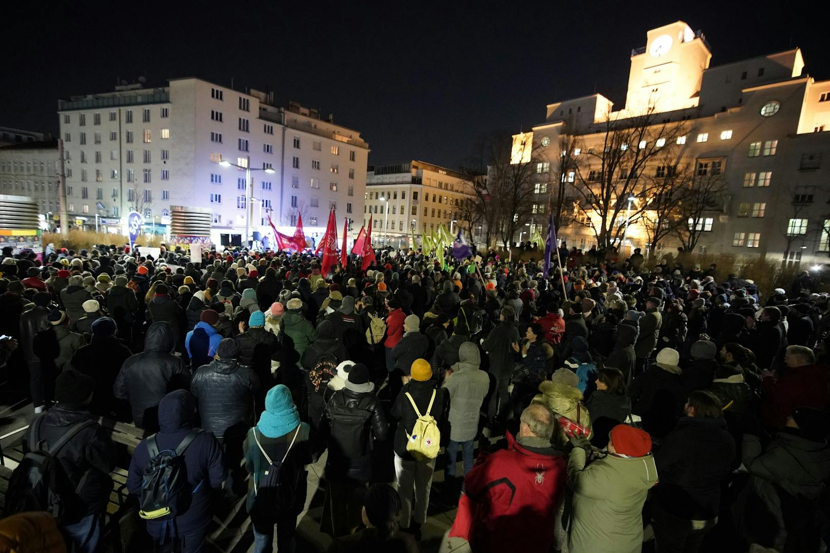 Hunderte Menschen kamen am Montagabend zum Reumannplatz, um gegen die Aussagen von Gottfried Waldhäusl zu protestieren.