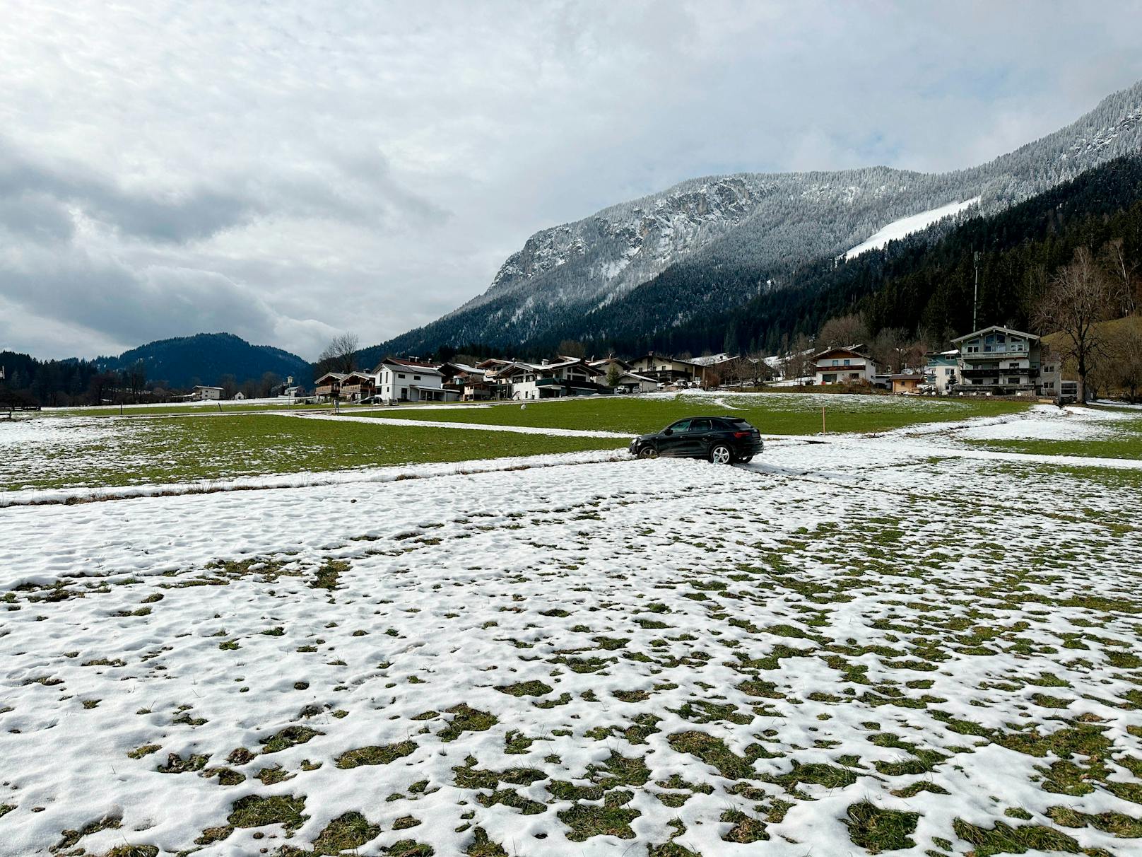 Nach einer wirren Irrfahrt über Wiesen landete ein 33-jähriger Urlauber mit seinem Wagen in einem Graben (Söll, 5. Jänner 2023).