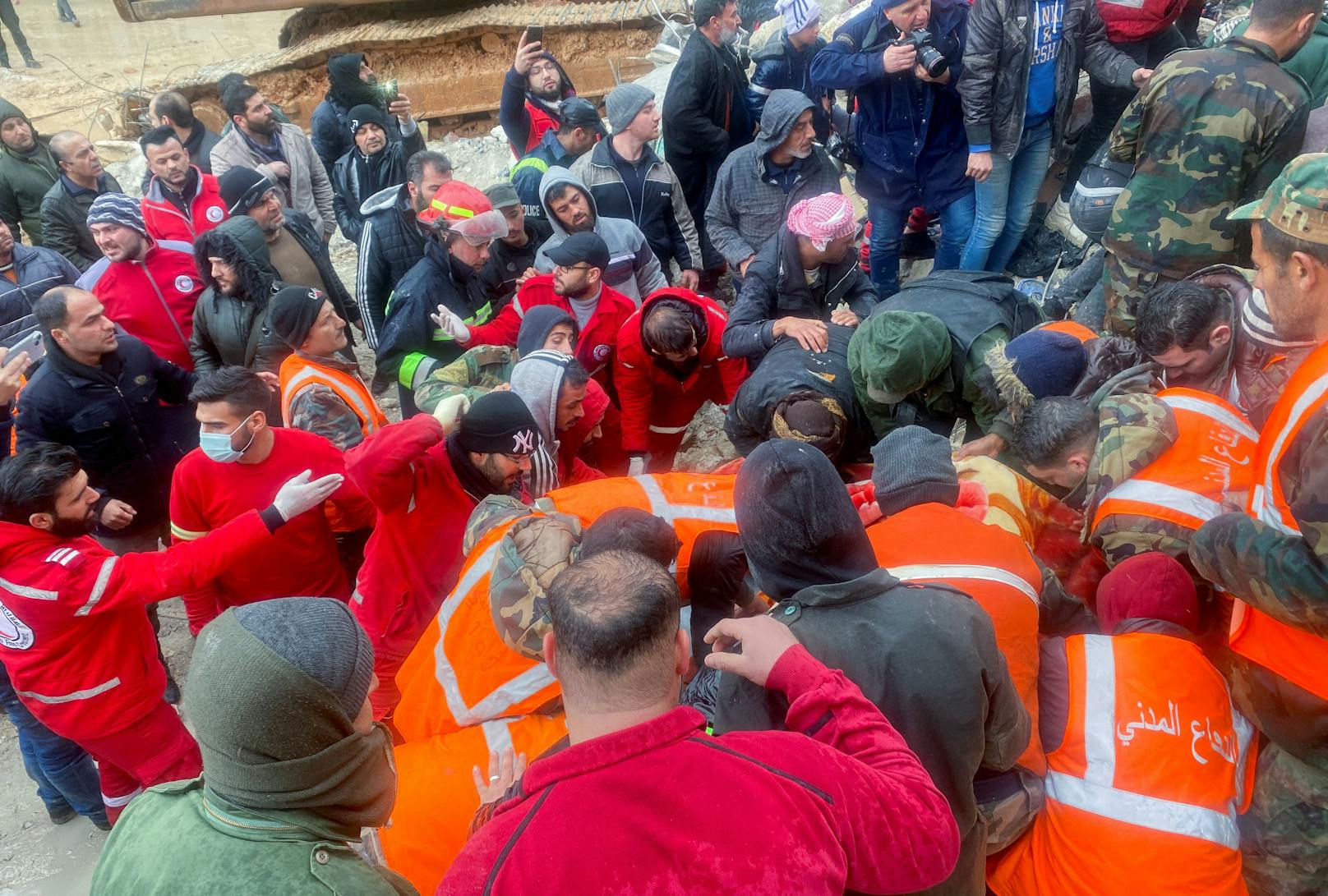Rettungskräfte versuchen ein Opfer zu bergen. Hama, Syrien