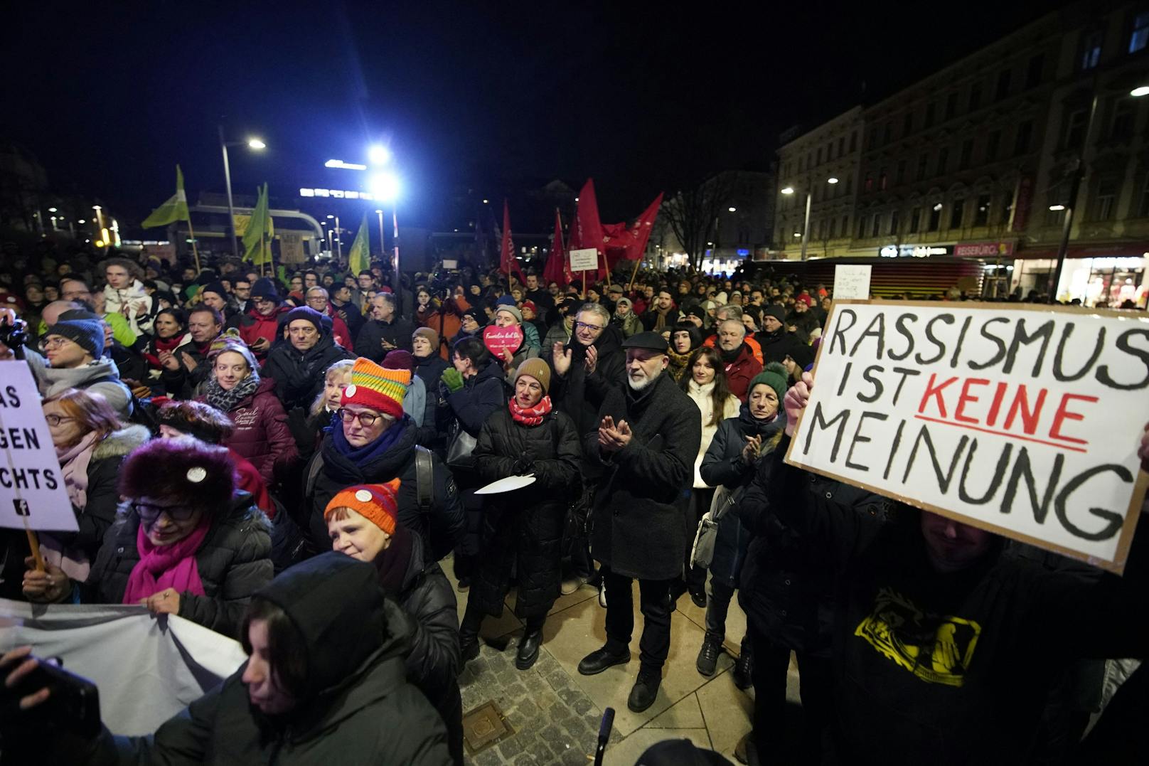 Veranstaltet wurde die Kundgebung von den Bezirksorganisationen der Grünen, SPÖ, NEOS, SÖZ, Bierpartei, KPÖ und Links.