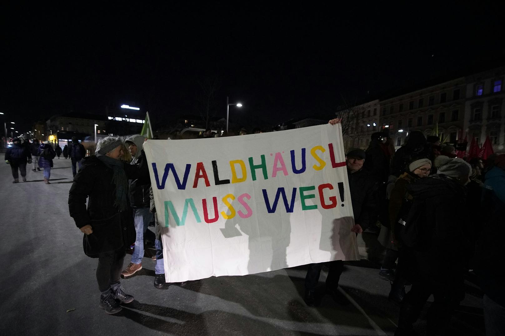 Dabei waren Plakate mit der Aufschrift "Waldhäusl muss weg" oder "Rassismus ist keine Meinung" zu sehen.