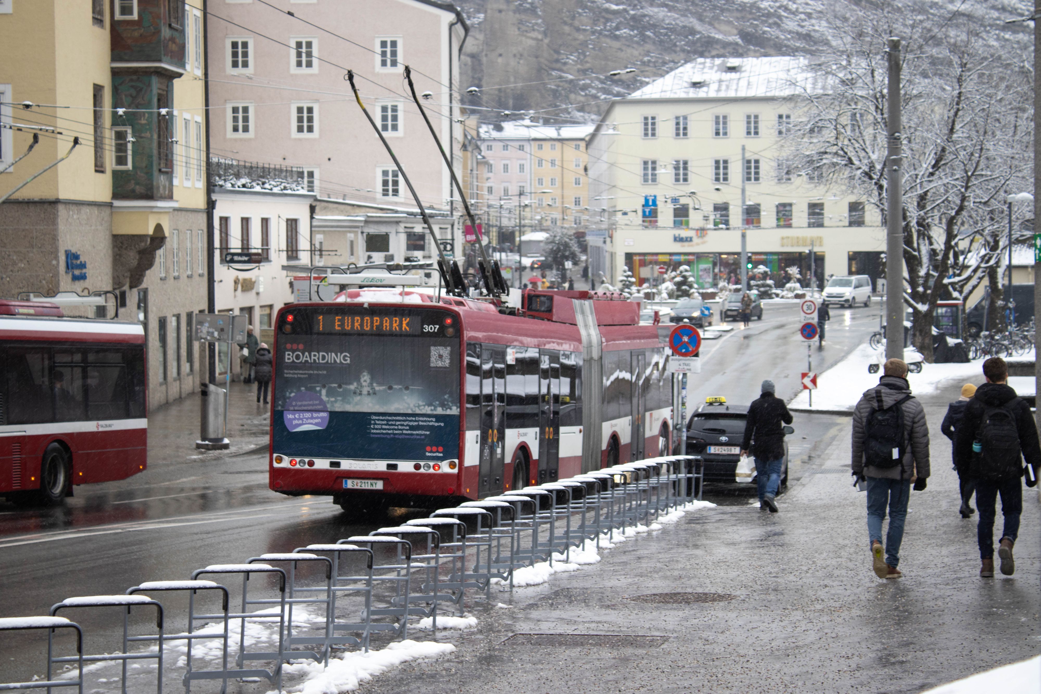 Ein O-Bus in Salzburg, aufgenommen im Jänner 2023.