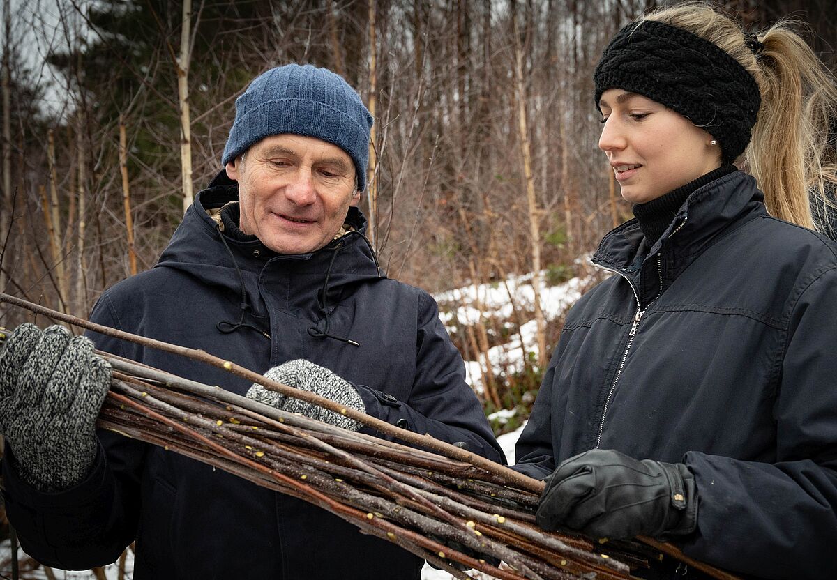 Alfred Hudler, Geschäftsführer der Spanischen Hofreitschule, und Elevin Michaela Winkler beim Schneiden der Birkenzweige