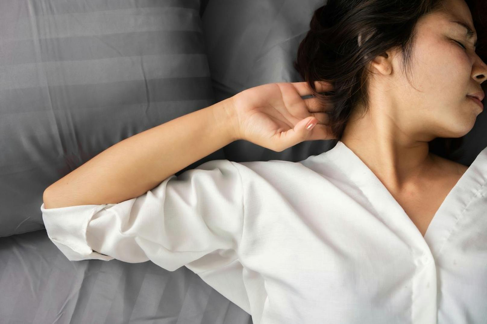 Im Schlaf brauchst du ein wenig Bewegung. Schläfst du nur in einer Position kann sich deine Rückenmuskulatur jeden Abend um ein Stück zurückbilden.