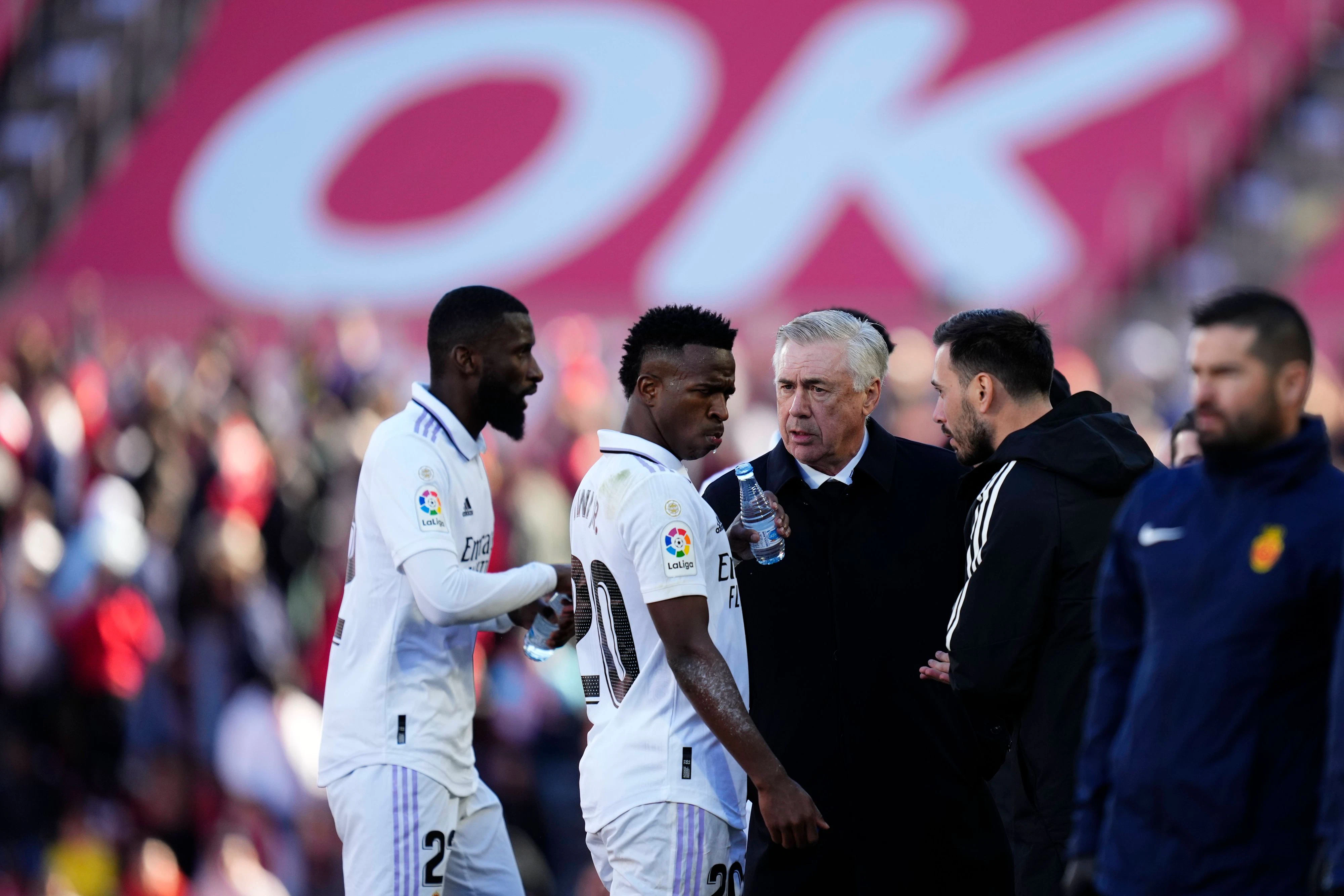 Vinicius jr. (Mitte) wird immer wieder von gegnerischen Fans rassistisch beleidigt.