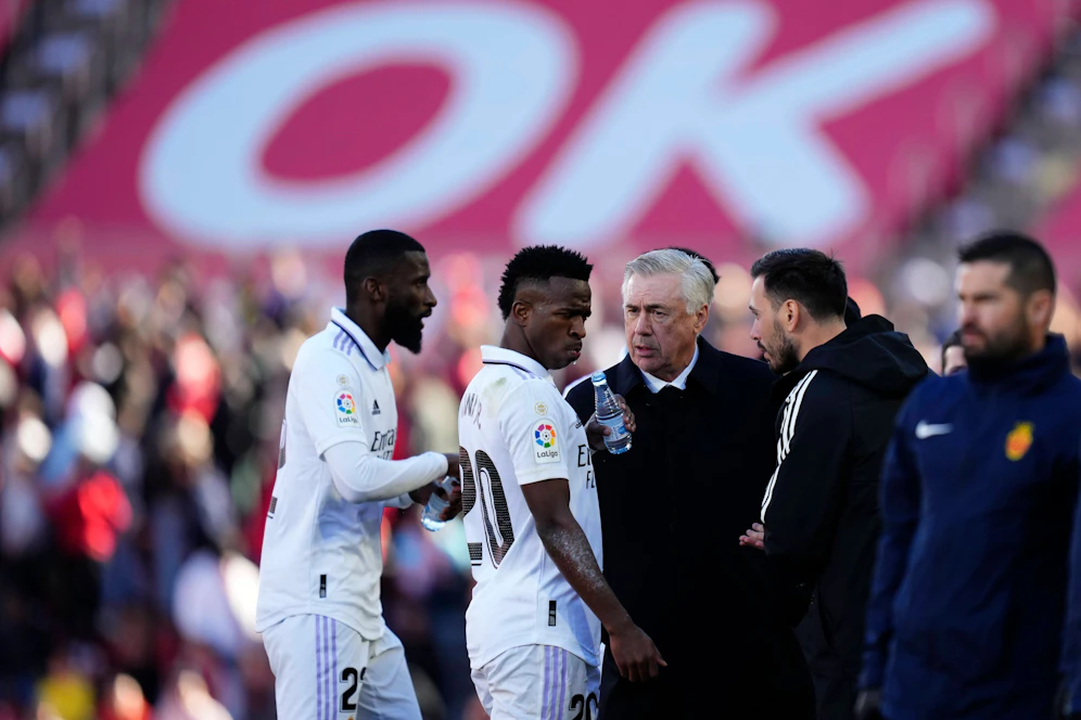 Vinicius Junior (Mitte) wird immer wieder von gegnerischen Fans rassistisch beleidigt.