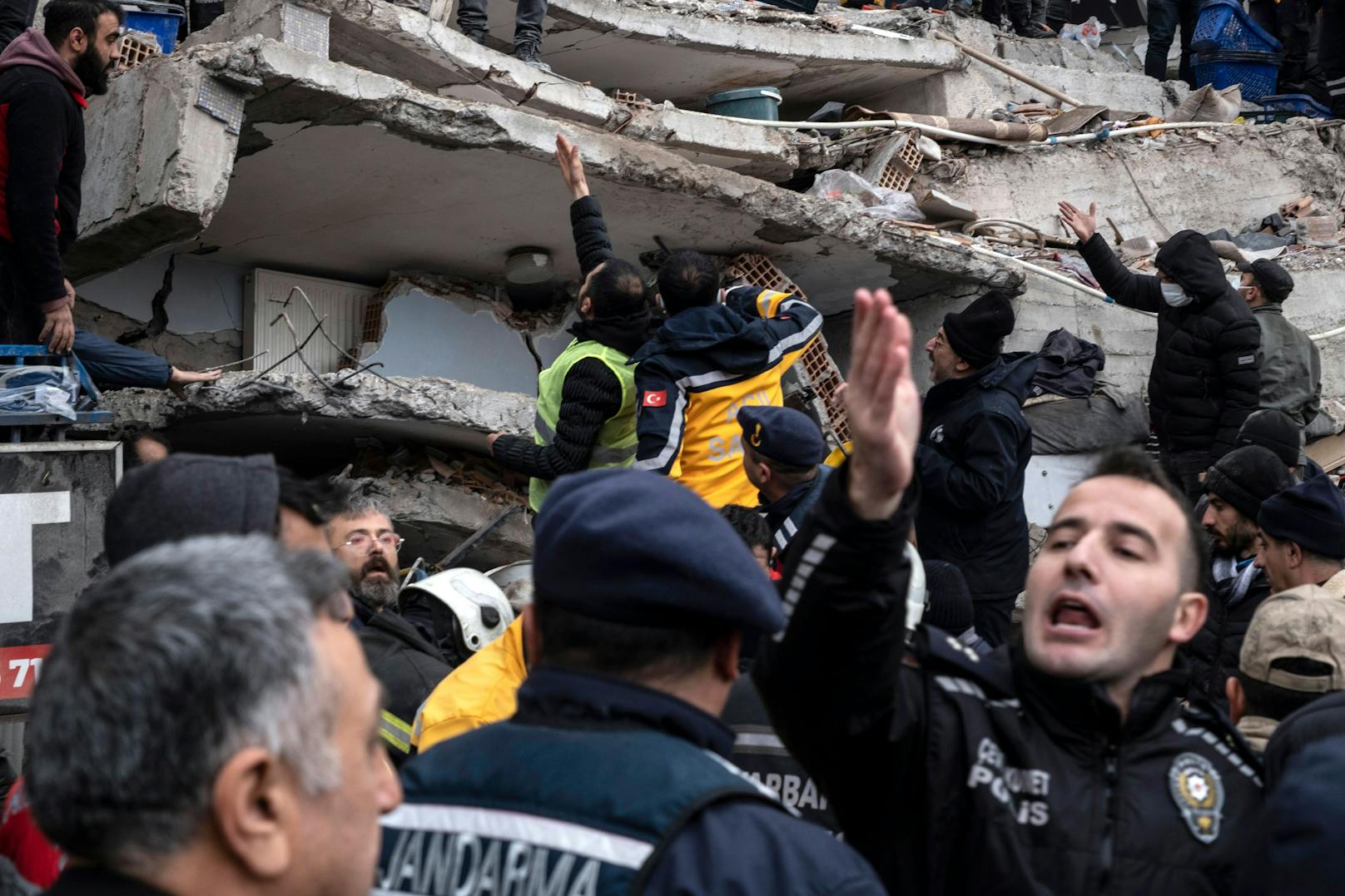 Fast 5.000 Tote und mehr als 23.500 Verletzte wurden bis 7. Februar 2023, 10 Uhr MEZ, in der Türkei und Syrien bestätigt.