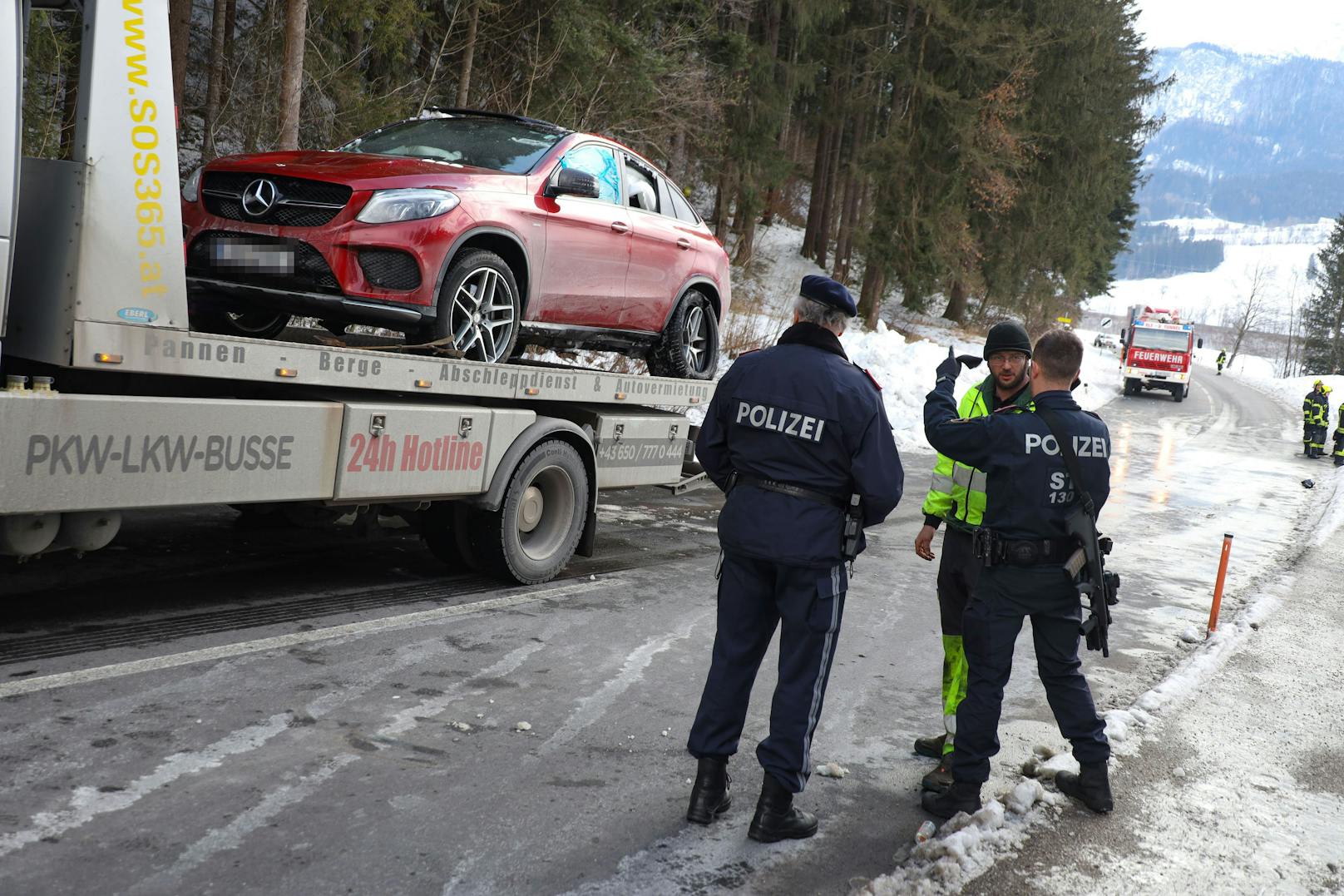 Ein Verkehrsunfall mit einem vor der Polizei flüchtenden Auto hat sich am Montag bei Windischgarsten (Bezirk Kirchdorf an der Krems) ereignet.