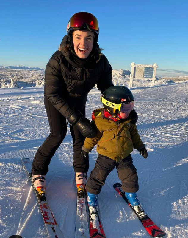 Nina Haver-Löseth hat beim Familienausflug mit dem Nachwuchs sichtlich Spaß.