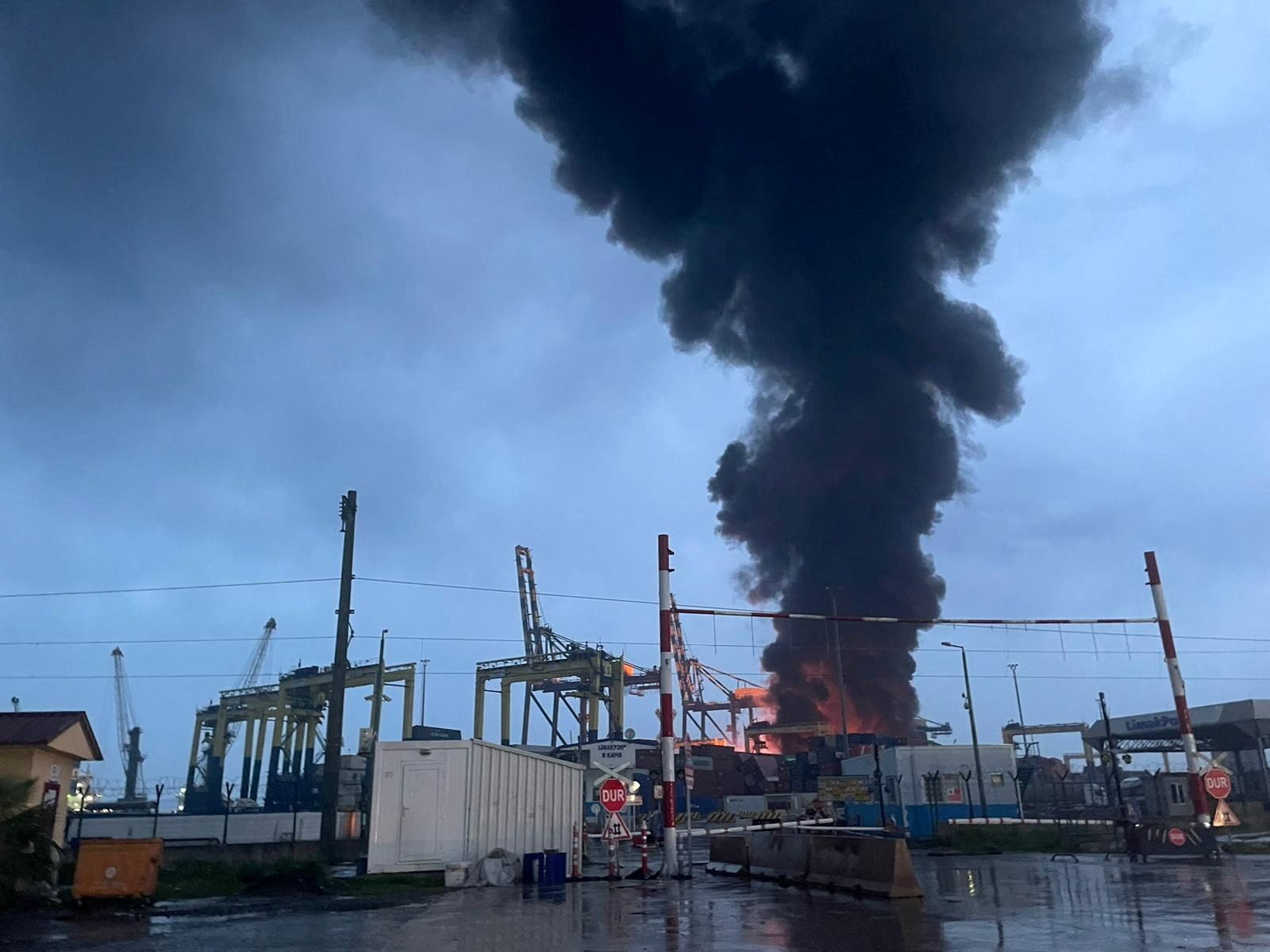 Am Hafen von Iskederun in der Türkei ist nach den zwei schweren Erdbeben ein grosses Feuer ausgebrochen.